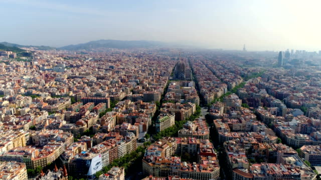 Aerial-Panorama-von-Barcelona-Eixample-Viertel-mit-Morgenlicht