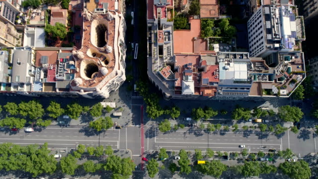 Vista-aérea-con-la-cámara-directamente-hacia-abajo-en-la-Eixample-de-Barcelona,-calle-y-edificios