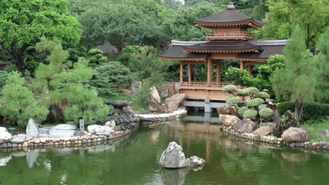 Topf-mit-bläulichen-Teich-und-Pavillon-Brücke-in-Nan-Lian-Gärten,-Hong-kong