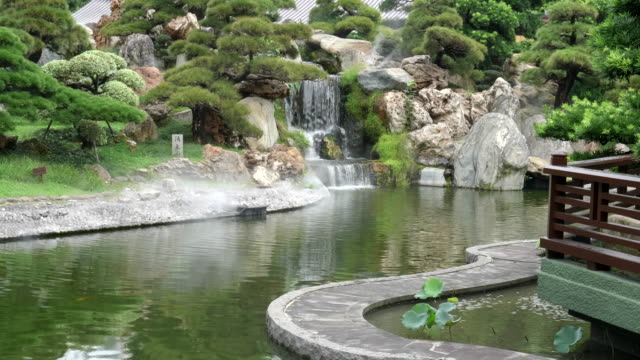 kleiner-Wasserfall-im-Nan-Lian-Garden-in-Hong-kong