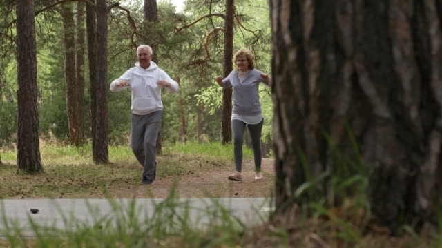 Ältere-Menschen,-Wandern-und-Gymnastik-im-Wald