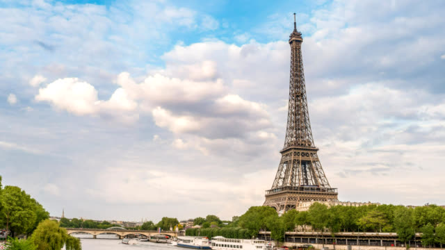 Paris-France-time-lapse-4K,-city-skyline-timelapse-hyperlapse-at-Seine-River-and-Eiffel-Tower