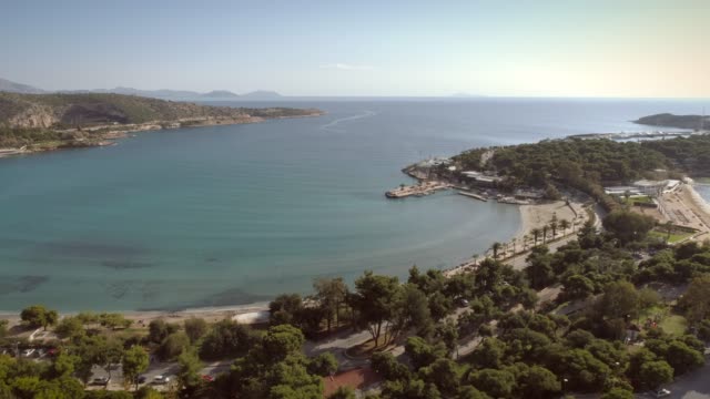 Vista-aérea-de-relajante-zona-residencial-situada-a-orilla-del-mar-en-Grecia.