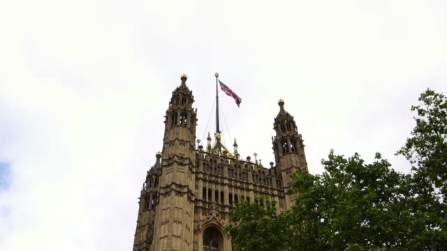Britische-britische-Flagge-winken-am-Palace-of-Westminster,-die-Houses-of-Parliament-in-London,-Vereinigtes-Königreich.