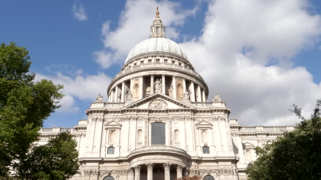 zoom-in-on-the-dome-of-st-paul's-cathedral-in-london