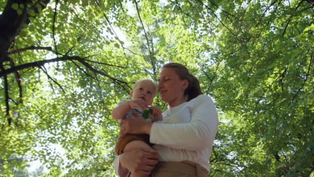 Mutter-mit-Baby-und-Wandern-im-Park