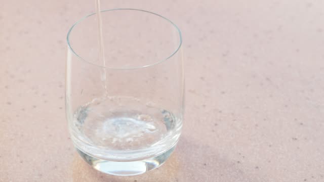 vierte-el-agua-mineral-con-gas-en-vidrio