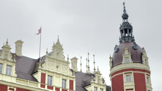 Klassizistische-Schloss-mit-gelben,-roten-Fassade-und-Wasser-Graben
