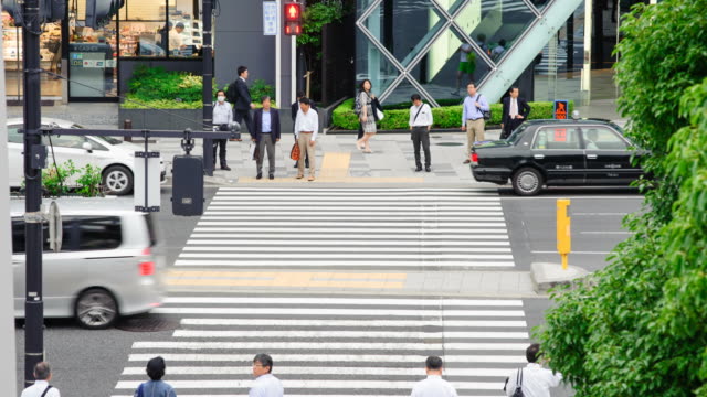 Paso-de-peatones-de-paso-multitud-en-Akasaka,-Tokio,-Japón.-Timelapse-de-4K.