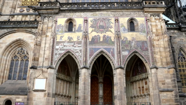 obras-de-arte-en-el-exterior-de-la-Catedral-de-st-vitus-en-Praga