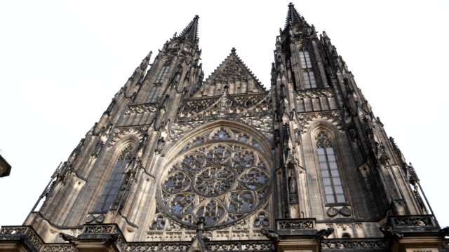 tiro-de-ángulo-ancho-del-frente-de-la-Catedral-de-San-Vito-en-Praga