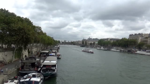 Boats-on-Seine-river,-Paris