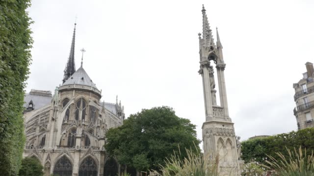 Arte-de-la-Catedral-de-Notre-Dame-en-capital-francesa-lenta-inclinación-de-París