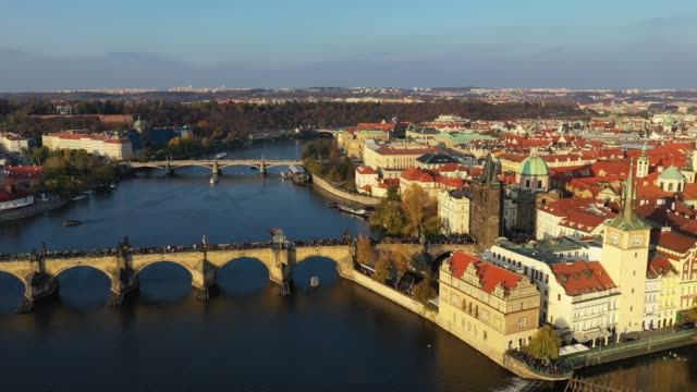 Vista-panorámica-desde-arriba-de-la-ciudad-vieja-de-Praga,-vista-aérea-de-la-ciudad,-vista-desde-arriba-a-Praga,-vuelo-sobre-la-ciudad,-top-view,-Moldava,-el-puente-de-Carlos.-Praga,-República-Checa