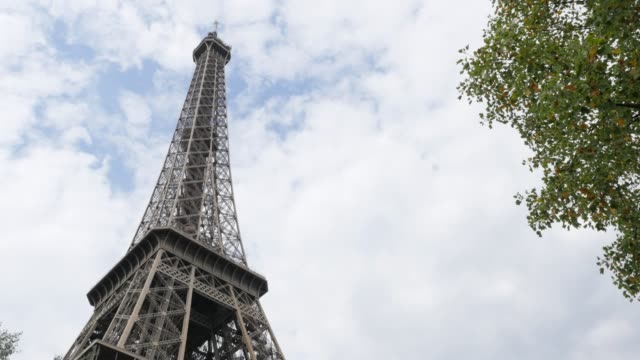 Construcción-del-enrejado-de-la-Torre-Eiffel-y-símbolo-de-Francia-frente-a-cielo-nublado-4-K