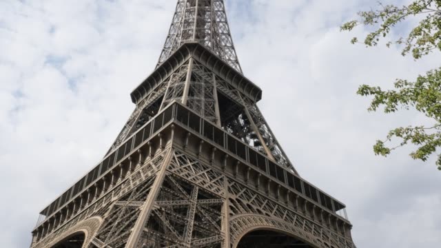 Unter-Eiffel-Turm-Gitter-Bau-langsam-kippen-in-Frankreich-Paris