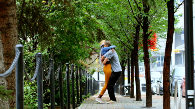 Couple-embracing-each-other-in-the-city-4k