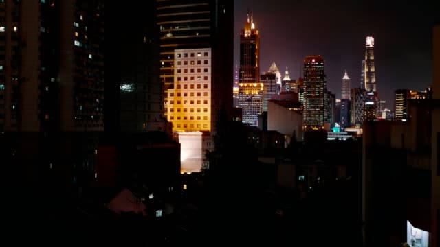 Vista-nocturna-desde-el-Bund-en-Lujiazui-en-Pudong-distric-en-Shanghai,-China.