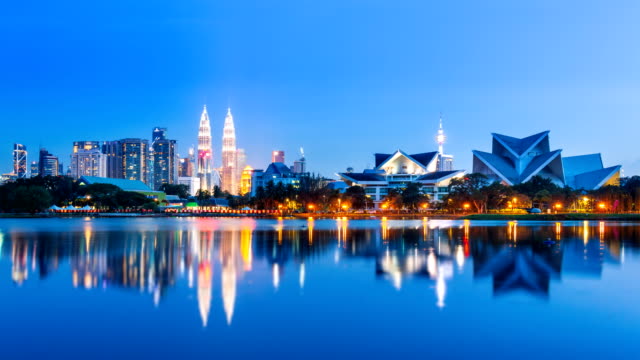 Tag-zur-Nacht-Kuala-Lumpur-Stadtbild-von-Malaysia-4K-Zeitraffer