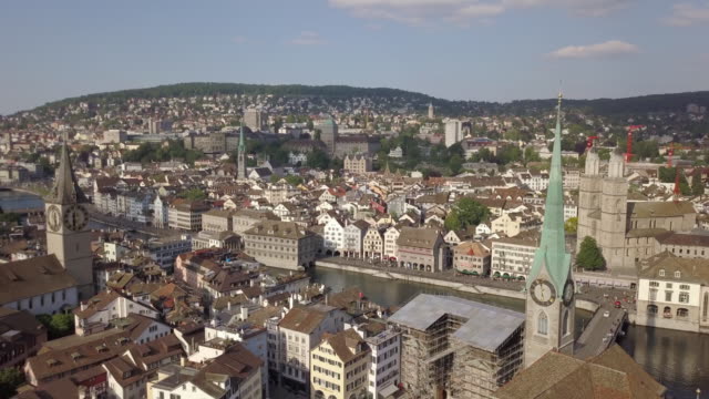 aéreo-río-de-día-soleado-zurich-centro-famoso-distrito-central-Suiza-panorama-4k