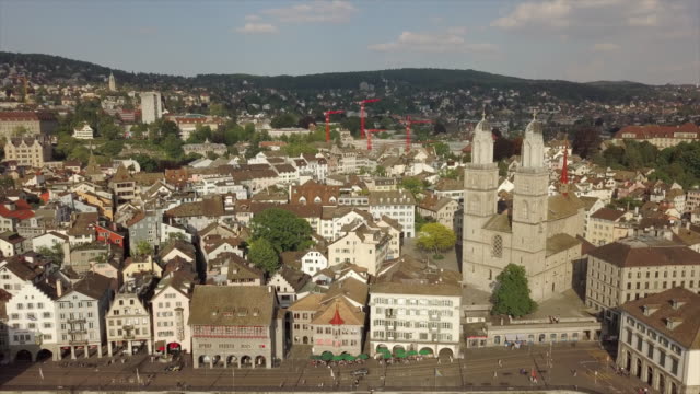 sonnigen-Tag-Zürich-Stadt-zentral-am-Fluss-Antenne-Panorama-4k-Schweiz
