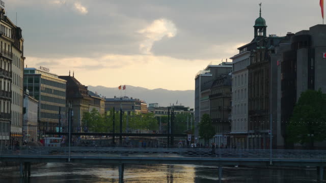 Sunset-bay-de-lago-Ginebra-ciudad-peatonal-puente-lenta-panorama-4k-Suiza