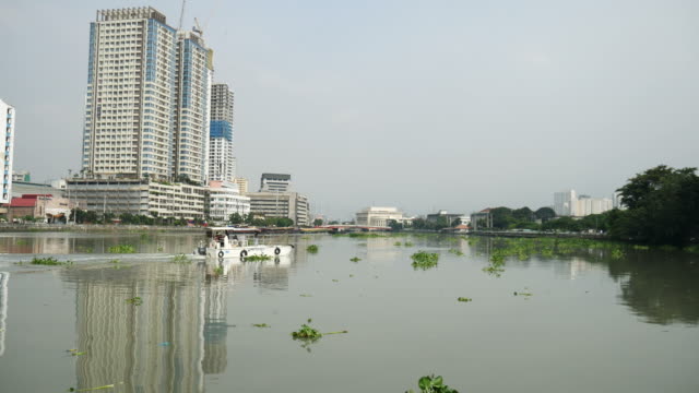 Fluss,-Boot-und-Gebäude-in-Manila