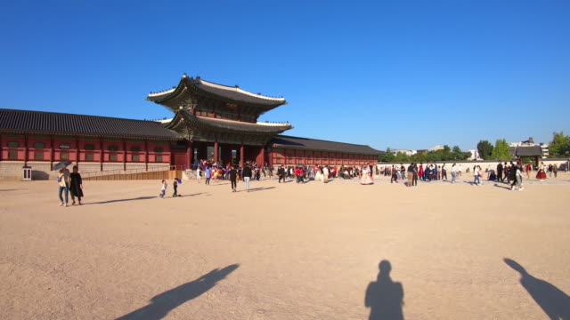 Lapso-de-Hyper-en-personas-caminando-en-el-Palacio-de-Gyeongbokgung-y-Seúl,-Corea-del-sur