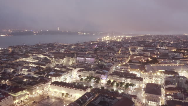 Vista-aérea-de-Lisboa-Portugal-en-la-noche,-plano-de-perfil