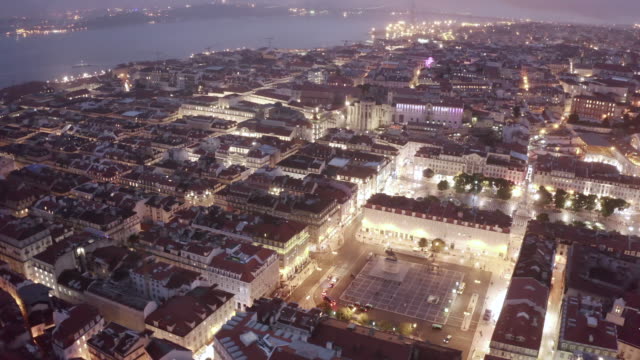 Luftaufnahme-von-Lissabon-bei-Nacht,-flaches-Profil