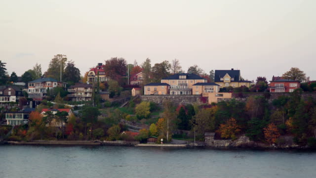 Las-pequeñas-casas-en-la-isla-de-la-montaña-de-roca-en-Estocolmo-Suecia