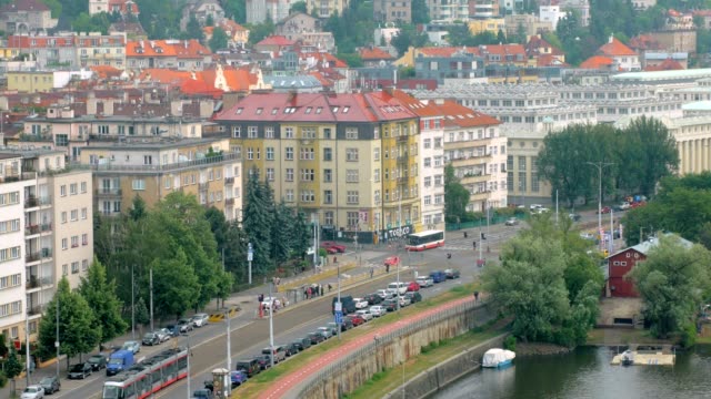 Kreuzung-in-alten-europäischen-Stadt,-Ansicht-von-oben,-Fahrzeuge-bewegen