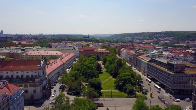 Hermosa-vista-aérea-del-parque-en-Praga.