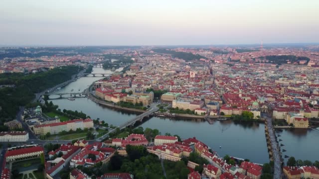 Schöne-Antenne-Panoramablick-über-die-Stadt-Prag-von-oben