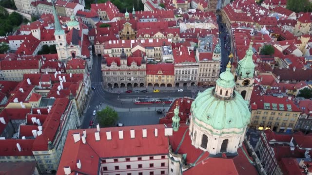 Hermosa-vista-aérea-panorámica-de-la-ciudad-de-Praga-desde-arriba