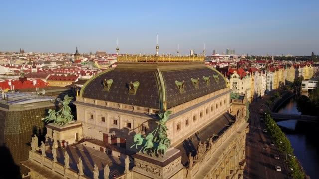 Hermosa-vista-aérea-del-Teatro-Nacional-de-Praga