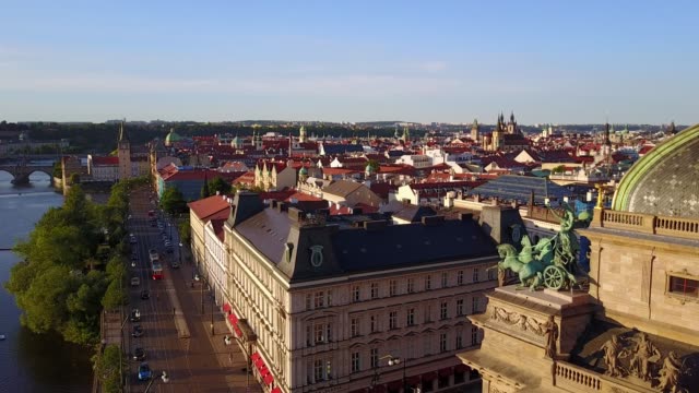 Hermosa-vista-aérea-de-la-vista-de-Santa-Cruz-de-teatro-de-Praga-ciudad-desde-arriba.