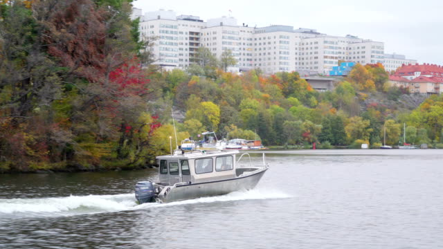 Eine-schnelle-Beschleunigung-Boot-auf-dem-Wasser-in-Stockholm-Schweden