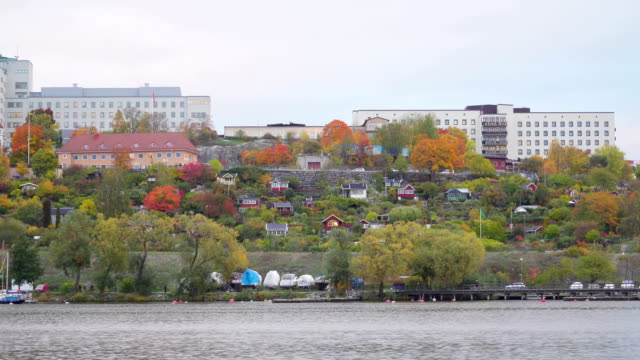 Pequeñas-casas-de-concreto-en-la-montaña-en-Estocolmo-Suecia