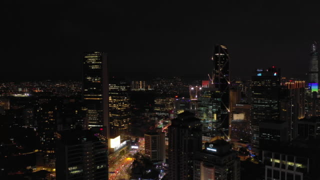 Nacht-beleuchtet-Kuala-Lumpur-Stadtbild-Antenne-Panorama-4k-Malaysia