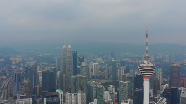 Kuala-Lumpur-Stadtbild-Innenstadt-von-berühmten-Türmen-aerial-Panorama-4k-Malaysia