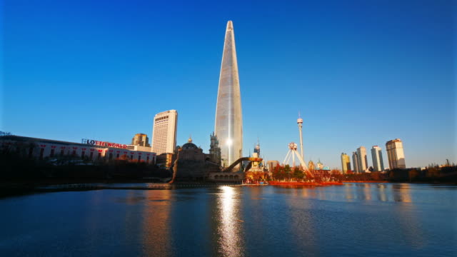 Torre-de-hermosa-arquitectura-y-construcción-alrededor-de-Lotte-en-la-ciudad-de-Seúl-Corea-del-sur