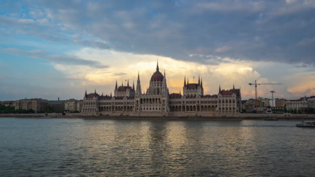 Horizonte-de-la-ciudad-de-Budapest-con-el-edificio-del-Parlamento-y-Danubio-en-el-día-de-Hungría-a-noche-tiempo-laspe-4K