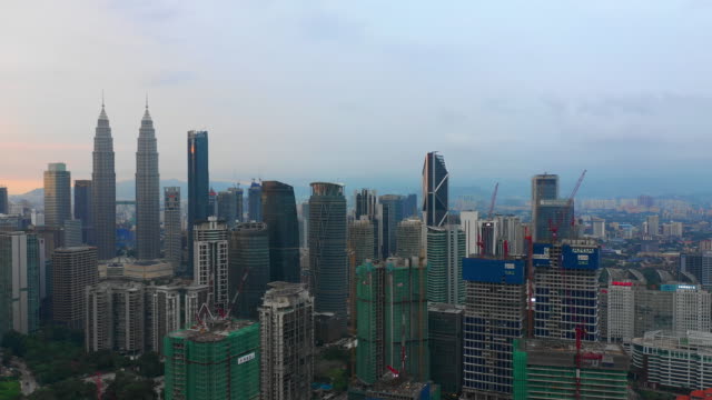 Sunset-Sky-Kuala-Lumpur-centro-aéreo-panorama-timelapse-4k-Malasia
