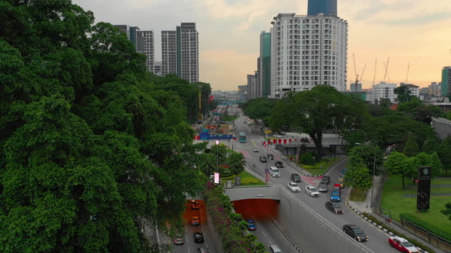 Abendkuala-lumpur-Innenstadt-Park-Verkehr-Straße-Luftbild-Panoramazeituellung-4k-malaysia