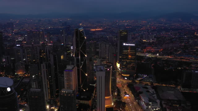 Nacht-Illumination-Kuala-lumpur-Innenstadt-Verkehrsstraße-Luft-Panorama-zeitelapse-4k-malaysia