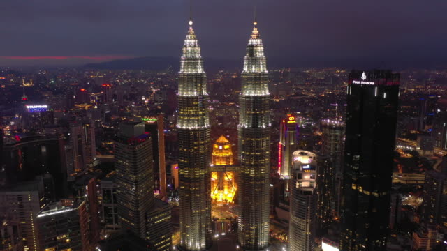 Nachtbeleuchtung-Kuala-lumpur-Innenstadt-berühmten-Türmen-Luft-Panorama-Zeitachse-4k-malaysia