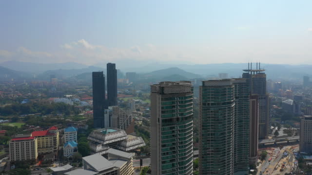 Sonnliche-Tag-Kuala-Lumpur-Innenstadt-berühmten-Wohnkomplex-Luftbild-4k-malaysia
