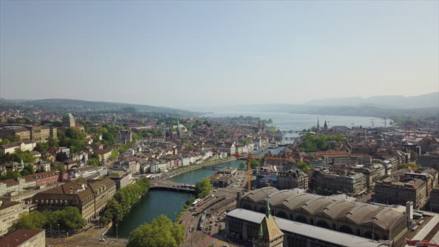 soleado-día-Zurich-centro-ciudad-orilla-aérea-vista-hacia-abajo-4k-Suiza