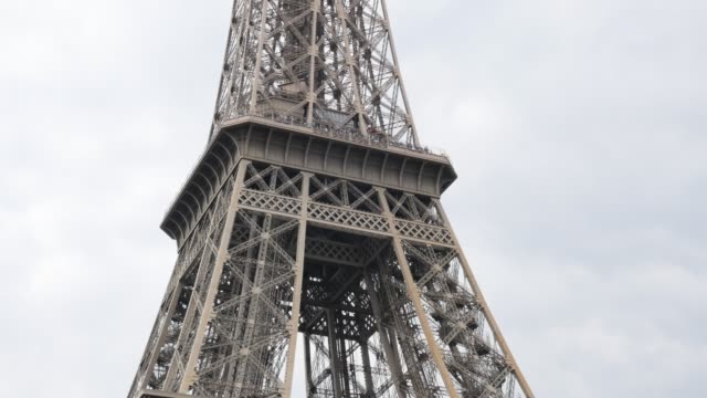 Französische-bekannte-Konstruktion-aus-Stahl-Eiffelturm-von-Tag-zu-Tag-langsam-kippen-3840-X-2160-UHD-Footage---Kippen-auf-Französisch-Eiffelturm-in-Paris-4-K-2160-p-30-fps-UltraHD-kippbaren-video